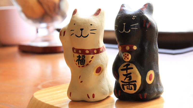 The Difference Between Maneki-Neko Left Or Right Paw?